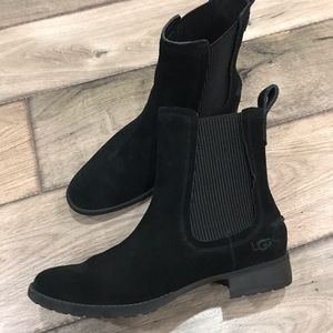NWOB UGG SUEDE CHELSEA BOOTS SIZE 6